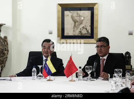 (140422) -- CARACAS, 21. April 2014 (Xinhua) -- der chinesische Außenminister Wang Yi (L) trifft sich am 21. April 2014 mit seinem venezolanischen Amtskollegen Elias Jaua im Außenministerium in Caracas, Venezuela. ( Xinhua/Boris Vergara) VENEZUELA-CARACAS-CHINA-WANG YI-VISIT PUBLICATIONxNOTxINxCHN Caracas 21. April 2014 XINHUA DIE chinesischen Außenminister Wang Yi l treffen sich AM 21. April 2014 IM Außenministerium VON Caracas Venezuela mit seinem venezolanischen Part Elias XINHUA Boris VergarNOA Venezuela Caracas PUCHINxICATIgo Wang YIxvisit Stockfoto