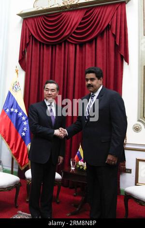 (140422) -- CARACAS, 21. April 2014 (Xinhua) -- der venezolanische Präsident Nicolas Maduro (R) trifft sich am 21. April 2014 mit dem chinesischen Außenminister Wang Yi im Präsidentenpalast Miraflores in Caracas, Venezuela. (Xinhua/Boris Vergara) VENEZUELA-CARACAS-CHINA-WANG YI-VISIT PUBLICATIONxNOTxINxCHN Caracas 21. April 2014 XINHUA venezolanischer Präsident Nicolas Maduro r trifft AM 21. April 2014 IM Präsidentenpalast Miraflores in Caracas Venezuela mit dem chinesischen Außenminister Wang Yi-Yi-Visit XINHUA Boracis-VERGARXBLAXIXIXIXIXIXIXIXIXN Venezuela Stockfoto