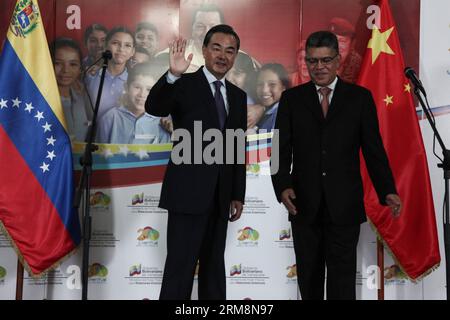 (140422) -- CARACAS, 21. April 2014 (Xinhua) -- der chinesische Außenminister Wang Yi (L) trifft sich am 21. April 2014 mit seinem venezolanischen Amtskollegen Elias Jaua im Außenministerium in Caracas, Venezuela. ( Xinhua/Boris Vergara) VENEZUELA-CARACAS-CHINA-WANG YI-VISIT PUBLICATIONxNOTxINxCHN Caracas 21. April 2014 XINHUA DIE chinesischen Außenminister Wang Yi l treffen sich AM 21. April 2014 IM Außenministerium VON Caracas Venezuela mit seinem venezolanischen Part Elias XINHUA Boris VergarNOA Venezuela Caracas PUCHINxICATIgo Wang YIxvisit Stockfoto