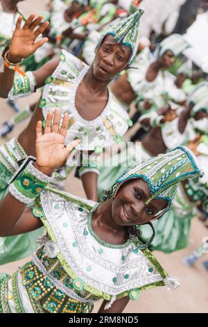 (140422) -- LAGOS, 21. April 2014 (Xinhua) -- Feiernde nehmen an der Karnevalsparade in Lagos, Nigeria, am 21. April 2014 Teil. (Xinhua/Zhang Weiyi) (zw) NIGERIA-LAGOS-CARNIVAL PUBLICATIONxNOTxINxCHN Lagos 21. April 2014 XINHUA Revelle Nehmen Sie an der Karnevalsparade in Lagos Nigeria 21. April 2014 XINHUA Zhang Weiyi ZW Nigeria Lagos Carnival PUBLICATIONxNOTxINxCHN Teil Stockfoto