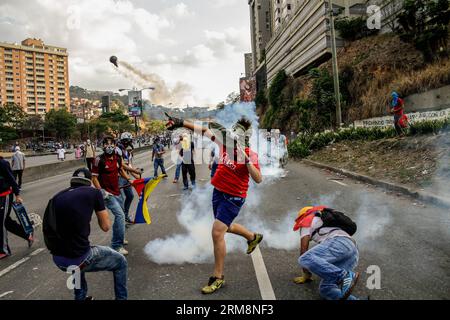 (140422) -- CARACAS, 21. April 2014 (Xinhua) -- Demonstranten stoßen am 21. April 2014 in Caracas, Venezuela, auf Elemente der bolivarischen Nationalpolizei. (Xinhua/Manuel Hernandez) (rt) VENEZUELA-CARACAS-SOCIETY-Protest PUBLICATIONxNOTxINxCHN Caracas 21. April 2014 XINHUA-Demonstrant tritt mit einem Element der bolivarischen Nationalpolizei in Caracas Venezuela AM 21. April 2014 XINHUA Manuel Hernandez RT Venezuela Caracas Society Protest PUICATIONxCHINxCHN Stockfoto