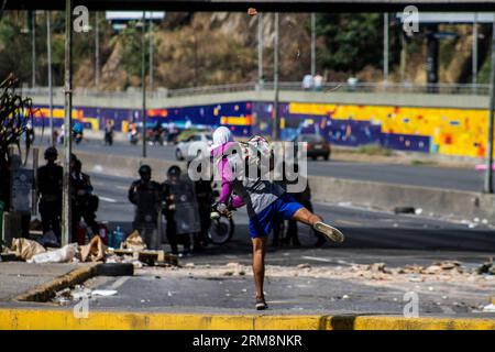 (140422) -- CARACAS, 22. April 2014 (Xinhua) -- Ein Demonstrant trifft am 21. April 2014 mit der bolivarischen Nationalpolizei auf dem Santa Fe-Händler in Prados del Este Highway in Caracas, der Hauptstadt Venezuelas. (Xinhua/Manuel Hernandez) (rh) (da) VENEZUELA-CARACAS-PROTEST PUBLICATIONxNOTxINxCHN Caracas 22. April 2014 XINHUA ein Demonstrant trifft mit bolivarischer Nationalpolizei AUF Santa Fe Händler in Prados Del Este in Caracas Hauptstadt von Venezuela AM 21. April 2014 XINHUA NOManuel HeracATICATICNIxCarNIxCarNICNIxCarCarCarNNNIxCarCarNNNNNNNIxCIas Protest dort Stockfoto