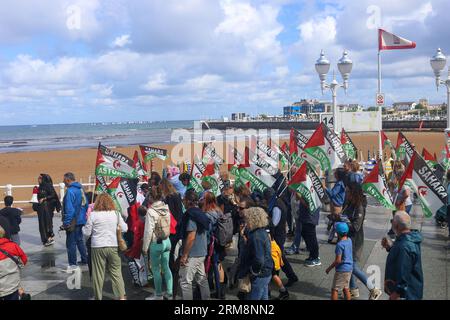 Gijon, Spanien, 27. August 2023: Mehr als hundert Menschen versammelten sich auf den Straßen von Gijon, die Sahara-Flaggen trugen, während der Demonstration für Frieden und Gerechtigkeit für das saharauische Volk in Gijon, Spanien, am 27. August 2023. Quelle: Alberto Brevers / Alamy Live News. Stockfoto