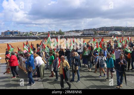 Gijon, Spanien, 27. August 2023: Mehr als hundert Menschen versammelten sich auf den Straßen von Gijon, die Sahara-Flaggen trugen, während der Demonstration für Frieden und Gerechtigkeit für das saharauische Volk in Gijon, Spanien, am 27. August 2023. Quelle: Alberto Brevers / Alamy Live News. Stockfoto