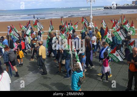 Gijon, Spanien, 27. August 2023: Mehr als hundert Menschen versammelten sich auf den Straßen von Gijon, die Sahara-Flaggen trugen, während der Demonstration für Frieden und Gerechtigkeit für das saharauische Volk in Gijon, Spanien, am 27. August 2023. Quelle: Alberto Brevers / Alamy Live News. Stockfoto