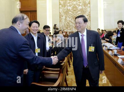 (140422) -- PEKING, 22. April 2014 (Xinhua) -- Zhang Dejiang (C), Vorsitzender des Ständigen Ausschusses des Nationalen Volkskongresses Chinas (NPC), nimmt an den Beratungen über Entwürfe zur Überarbeitung des chinesischen Umweltschutzgesetzes während der achten Sitzung des 12. Ständigen Ausschusses des NPC in Peking, der Hauptstadt Chinas, am 22. April 2014 Teil. (Xinhua/Zhang Duo) (zgp) CHINA-BEIJING-NPC-ZHANG DEJIANG-ENVIRONMENTAL PROTECTION LAW (CN) PUBLICATIONxNOTxINxCHN Peking 22. April 2014 XINHUA Zhang Dejiang C Vorsitzender des Thing Committee of China S National Celebrities S Kongress NPC nimmt an i Teil Stockfoto