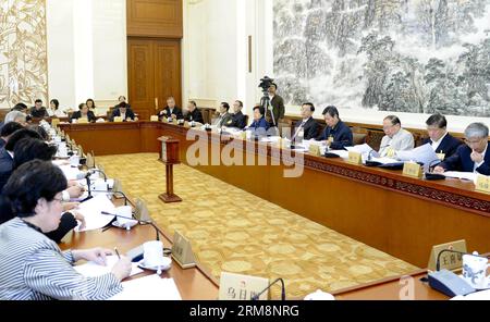 (140422) -- PEKING, 22. April 2014 (Xinhua) -- Zhang Dejiang (5. R), Vorsitzender des Ständigen Ausschusses des Nationalen Volkskongresses Chinas (NPC), nimmt an den Beratungen über Entwürfe von Revisionen des chinesischen Umweltschutzgesetzes während der achten Sitzung des 12. Ständigen Ausschusses des NPC in Peking, der Hauptstadt Chinas, am 22. April 2014 Teil. (Xinhua/Zhang Duo) (zgp) CHINA-BEIJING-NPC-ZHANG DEJIANG-ENVIRONMENTAL PROTECTION LAW (CN) PUBLICATIONxNOTxINxCHN Peking 22. April 2014 XINHUA Zhang Dejiang 5. R Vorsitzender des Thing Committee of China S National Celebrities S Congress NPC partic Stockfoto