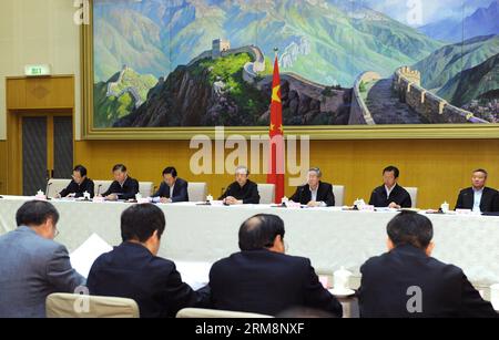 (140422) -- PEKING, 22. April 2014 (Xinhua) -- der chinesische Vize-Premier Ma Kai (C) spricht auf einem nationalen Treffen, das ländliche Finanzdienstleistungen diskutiert, in Peking, der Hauptstadt Chinas, am 22. April 2014. (Xinhua/Rao aimin) (zgp) CHINA-BEIJING-MA KAI-FINANCIAL SERVICE-MEETING (CN) PUBLICATIONxNOTxINxCHN Peking 22. April 2014 XINHUA Chinese Vice Premier MA Kai C spricht AUF einem nationalen Treffen über ländliche Finanzdienstleistungen in Peking Hauptstadt Chinas 22. April 2014 XINHUA RAO Aimin zicgp China Beijing MA Kai Financial Service Meeting Stockfoto