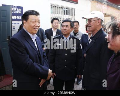 (140422) -- BEIJING, April 22, 2014 (Xinhua) -- Liu Yunshan (1st L), a member of the Standing Committee of the Political Bureau of the Communist Party of China (CPC) Central Committee, talks with local residents in Benxi City, northeast China s Liaoning Province, April 22, 2014. Liu made an inspection tour to Liaoning on Monday and Tuesday. (Xinhua/Ju Peng) (zgp) CHINA-LIAONING-LIU YUNSHAN-INSPECTION (CN) PUBLICATIONxNOTxINxCHN   Beijing April 22 2014 XINHUA Liu Yunshan 1st l a member of The thing Committee of The Political Bureau of The Communist Party of China CPC Central Committee Talks Wit Stock Photo