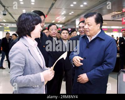 (140422) -- PEKING, 22. April 2014 (Xinhua) -- Liu Yunshan (1. R), Mitglied des Ständigen Komitees des Politischen Büros der Kommunistischen Partei Chinas (CPC), spricht am 21. April 2014 mit den Menschen vor Ort in einem Wohnheim in Shenyang, der Hauptstadt der nordöstlichen Provinz Liaoning. Liu machte montags und dienstags eine Besichtigungstour nach Liaoning. (Xinhua/Ju Peng) (zgp) CHINA-LIAONING-LIU YUNSHAN-INSPECTION (CN) PUBLICATIONxNOTxINxCHN Peking 22. April 2014 XINHUA Liu Yunshan 1. R Mitglied des Thing Committee des Politbüros der Kommunistischen Partei o Stockfoto