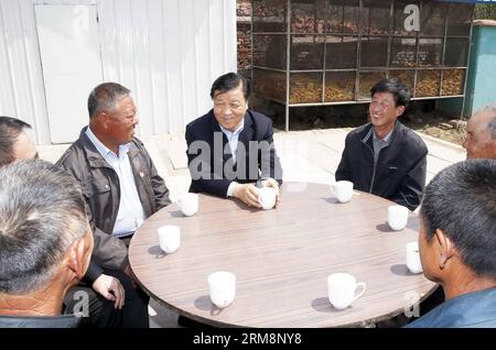 (140422) -- PEKING, 22. April 2014 (Xinhua) -- Liu Yunshan (C), Mitglied des Ständigen Komitees des Politischen Büros des Zentralkomitees der Kommunistischen Partei Chinas (KPCh), Gespräche mit der Bevölkerung im Dorf Gusaocheng der Stadt Liaoyang, Provinz Liaoning im Nordosten Chinas, 22. April 2014. Liu machte montags und dienstags eine Besichtigungstour nach Liaoning. (Xinhua/Ju Peng) (zgp) CHINA-LIAONING-LIU YUNSHAN-INSPECTION (CN) PUBLICATIONxNOTxINxCHN Peking 22. April 2014 XINHUA Liu Yunshan C Mitglied des Thing Committee des Politischen Büros der Kommunistischen Partei Chinas CPC Central Commi Stockfoto