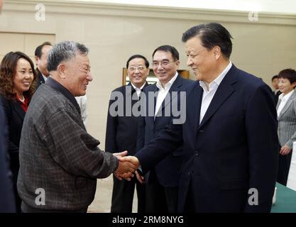 (140422) -- BEIJING, April 22, 2014 (Xinhua) -- Liu Yunshan (R, front), a member of the Standing Committee of the Political Bureau of the Communist Party of China (CPC) Central Committee, meets with advanced individuals of the Lei Feng spirit at the Lei Feng Memorial in Fushun City, northeast China s Liaoning Province, April 21, 2014. Liu made an inspection tour to Liaoning on Monday and Tuesday. (Xinhua/Ju Peng) (zgp) CHINA-LIAONING-LIU YUNSHAN-INSPECTION (CN) PUBLICATIONxNOTxINxCHN   Beijing April 22 2014 XINHUA Liu Yunshan r Front a member of The thing Committee of The Political Bureau of T Stock Photo