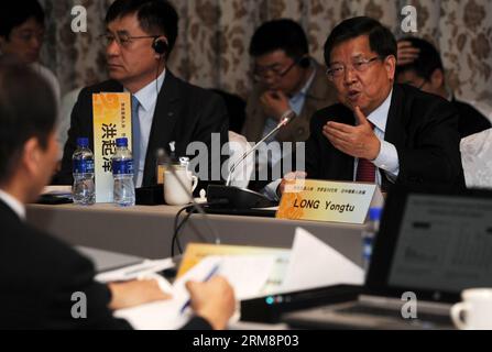 (140422) -- YANGZHOU, 22. April 2014 (Xinhua) -- Long Yongtu (R), ehemaliger Vizeminister des Ministeriums für Außenhandel und wirtschaftliche Zusammenarbeit (MOFTEC), spricht auf einer Podiumsdiskussion über Finanzen und Handel während der neunten Sitzung des Trilateralen Forums Nordostasien in Yangzhou, ostchinesische Provinz Jiangsu, am 22. April 2014. Das Forum, das von der chinesischen Nachrichtenagentur Xinhua, der japanischen Nachrichtengruppe Nikkei und der führenden südkoreanischen Tageszeitung Joong-Ang Ilbo mitfinanziert wird, versucht, den nichtstaatlichen Austausch zwischen den drei Nationen zu stärken. Die jährliche Veranstaltung fand abwechselnd in den drei Ländern statt Stockfoto