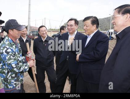 (140422) -- BEIJING, April 22, 2014 (Xinhua) -- Liu Yunshan (2nd R), a member of the Standing Committee of the Political Bureau of the Communist Party of China (CPC) Central Committee, talks about spring ploughing with villagers in Anping Township of Liaoyang City, northeast China s Liaoning Province, April 22, 2014. Liu made an inspection tour to Liaoning on Monday and Tuesday. (Xinhua/Ju Peng) (zgp) CHINA-LIAONING-LIU YUNSHAN-INSPECTION (CN) PUBLICATIONxNOTxINxCHN   Beijing April 22 2014 XINHUA Liu Yunshan 2nd r a member of The thing Committee of The Political Bureau of The Communist Party o Stock Photo