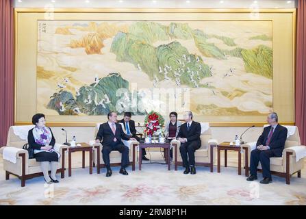 (140422) -- PEKING, 22. April 2014 (Xinhua) -- Ma Biao (2. R), stellvertretende Vorsitzende des Nationalen Komitees der Politischen Konsultativkonferenz des chinesischen Volkes, trifft sich am 22. April 2014 mit einer Frauendelegation der Republik Korea in Peking, der Hauptstadt Chinas. (Xinhua/Wang YE) (zgp) CHINA-BEIJING-MA BIAO-ROK DELEGATIONSSITZUNG (CN) PUBLICATIONxNOTxINxCHN Peking 22. April 2014 XINHUA MA Biao 2. R Stellvertretender Vorsitzender des Nationalen Komitees der chinesischen Prominenten S politische Beratungskonferenz trifft sich mit einer Frauendelegation der Republik Korea in Peking Hauptstadt Chinas Stockfoto