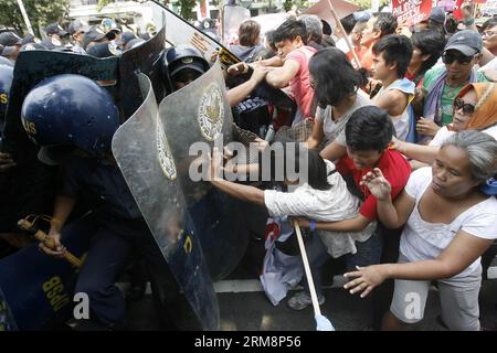 (140423) -- MANILA, April 23, 2014 (Xinhua) -- Activists clash with policemen during a protest rally near the U.S. Embassy in Manila, the Philippines, April 23, 2014. The protesters denounce the upcoming state visit of U.S. President Barack Obama to witness the signing of the Agreement on Enhanced Defense Cooperation that would bring back U.S. military bases in the country. (Xinhua/Rouelle Umali) PHILIPPINES-MANILA-ANTI-U.S. PROTEST RALLY PUBLICATIONxNOTxINxCHN   Manila April 23 2014 XINHUA activists Clash With Policemen during a Protest Rally Near The U S Embassy in Manila The Philippines Apr Stock Photo