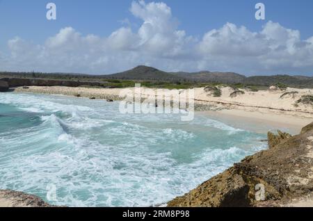 Strand, Felsen und Wellen der karibik im „Washington Slagbaai National Park“ Stockfoto