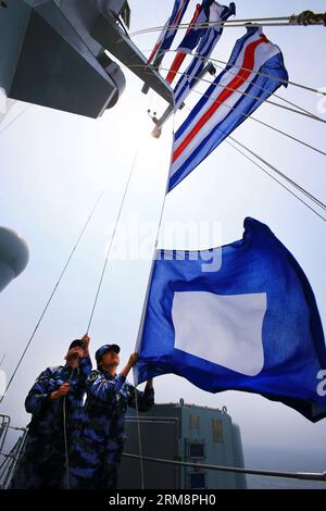 (140423) -- QINGDAO, 23. April 2014 (Xinhua) -- Soldaten hängen während der mehrländerübergreifenden Seetaubsfahrten vor der Küste von Qingdao, Ostchinas Provinz Shandong, am 23. April 2014 eine Signalflagge auf dem chinesischen Marineschiff auf. 19 Schiffe, sieben Hubschrauber und Marinekorps aus acht Ländern, darunter China, Bangladesch, Pakistan, Singapur, Indonesien, Indien, Malaysia und Brunei wurden in drei Task Forces organisiert, um die Übungen mit dem Titel Maritime Cooperation durchzuführen - 2014 . (Xinhua/Zha Chunming) (MP) CHINA-QINGDAO-MULTI-COUNTRY MARITIME EXERCISES (CN) PUBLICATIONxNOTxINxCHN Qingdao April Stockfoto