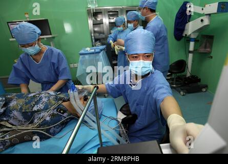 (140423) -- QINGDAO, 23. April 2014 (Xinhua) -- medizinische Mitarbeiter stellen eine Umfrage für die Verwundeten während der Seetüchtigkeitsübungen in mehreren Ländern vor der Küste von Qingdao, der ostchinesischen Provinz Shandong, am 23. April 2014 zur Verfügung. 19 Schiffe, sieben Hubschrauber und Marinekorps aus acht Ländern, darunter China, Bangladesch, Pakistan, Singapur, Indonesien, Indien, Malaysia und Brunei wurden in drei Task Forces organisiert, um die Übungen mit dem Titel Maritime Cooperation durchzuführen - 2014 . (Xinhua/Huang Yuping) (MP) CHINA-QINGDAO-MULTI-COUNTRY MARITIME EXERCISES (CN) PUBLICATIONxNOTxINxCHN Qingdao 23. April Stockfoto