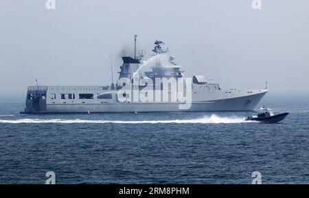 (140423) -- QINGDAO, 23. April 2014 (Xinhua) -- Ein Schnellboot, das vom Marineschiff Brunei geschickt wurde, nimmt am 23. April 2014 an den mehrländerübergreifenden Seereisen vor der Küste von Qingdao, der ostchinesischen Provinz Shandong, Teil. 19 Schiffe, sieben Hubschrauber und Marinekorps aus acht Ländern, darunter China, Bangladesch, Pakistan, Singapur, Indonesien, Indien, Malaysia und Brunei wurden in drei Task Forces organisiert, um die Übungen mit dem Titel Maritime Cooperation durchzuführen - 2014 . (Xinhua/Zha Chunming) (MP) CHINA-QINGDAO-MULTI-COUNTRY MARITIME EXERCISES (CN) PUBLICATIONxNOTxINxCHN Qingdao 23. April 2014 Stockfoto