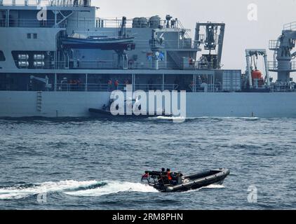 (140423) -- QINGDAO, 23. April 2014 (Xinhua) -- Ein Schnellboot, das vom Marineschiff Brunei geschickt wurde, nimmt am 23. April 2014 an den mehrländerübergreifenden Seereisen vor der Küste von Qingdao, der ostchinesischen Provinz Shandong, Teil. 19 Schiffe, sieben Hubschrauber und Marinekorps aus acht Ländern, darunter China, Bangladesch, Pakistan, Singapur, Indonesien, Indien, Malaysia und Brunei wurden in drei Task Forces organisiert, um die Übungen mit dem Titel Maritime Cooperation durchzuführen - 2014 . (Xinhua/Zha Chunming) (MP) CHINA-QINGDAO-MULTI-COUNTRY MARITIME EXERCISES (CN) PUBLICATIONxNOTxINxCHN Qingdao 23. April 2014 Stockfoto