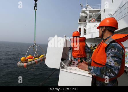 (140423) -- QINGDAO, 23. April 2014 (Xinhua) -- medizinisches Personal überstellt die Verwundeten während der mehrländerübergreifenden Seetüchtigkeitsübungen vor der Küste von Qingdao, ostchinesische Provinz Shandong, 23. April 2014. 19 Schiffe, sieben Hubschrauber und Marinekorps aus acht Ländern, darunter China, Bangladesch, Pakistan, Singapur, Indonesien, Indien, Malaysia und Brunei wurden in drei Task Forces organisiert, um die Übungen mit dem Titel Maritime Cooperation durchzuführen - 2014 . (Xinhua/Huang Yuping) (MP) CHINA-QINGDAO-MULTI-COUNTRY MARITIME EXERCISES (CN ) PUBLICATIONxNOTxINxCHN Qingdao 23. April 2014 XINH Stockfoto