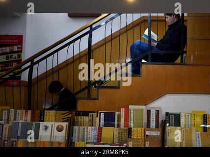 (140423) -- PEKING, 23. April 2014 (Xinhua) -- Menschen lesen Bücher im Sanlian Taofen Bookstore in Peking, Hauptstadt von China, 23. April 2014. Pekings erste 24-Stunden-Buchhandlung Sanlian Taofen Bookstore wurde offiziell am Mittwoch eröffnet. Der Buchladen im Dongcheng District erweiterte seine Öffnungszeiten am 8. April rund um die Uhr und verkaufte seitdem Bücher im Wert von mehr als 650.000 Yuan (105.519 US-Dollar). (Xinhua/Jin Liangkuai) (zkr) CHINA-BEIJING-24-HOUR BOOKSTORE-OPEN(CN) PUBLICATIONxNOTxINxCHN Peking 23. April 2014 XINHUA Prominente lesen Bücher IM Sanlian Taofen Bookstore in Beijing Capita Stockfoto