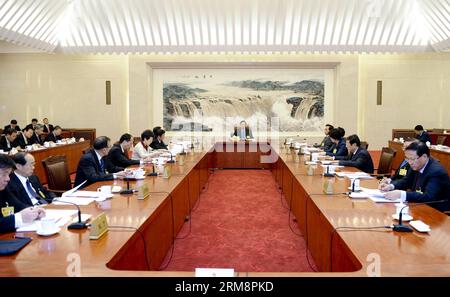 (140423) -- PEKING, 23. April 2014 (Xinhua) -- Zhang Dejiang (C Back), Vorsitzender des Ständigen Ausschusses des 12. Nationalen Volkskongresses (NPC) Chinas, leitet die 22. Sitzung des Vorsitzenden und der stellvertretenden Vorsitzenden des 12. Ständigen Ausschusses des NPC in der Großen Halle des Volkes in Peking, der Hauptstadt Chinas, am 23. April 2014. (Xinhua/Zhang Duo) (zkr) CHINA-PEKING-ZHANG DEJIANG-12. NPC-VORSITZENDER S-SITZUNG (CN) PUBLICATIONxNOTxINxCHN Peking 23. April 2014 XINHUA Zhang Dejiang C Back Vorsitzender des China S 12. Nationale Prominente S Kongress NPC-Sache-Komitee Vorsitzender über das 22. Meetin Stockfoto