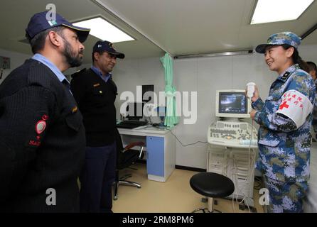 (140423) -- QINGDAO, 23. April 2014 (Xinhua) -- medizinisches Personal des pakistanischen Marineschiffs besucht eine chinesische Klinik während der mehrländerübergreifenden Seereisen vor der Küste von Qingdao, Ostchinas Provinz Shandong, 23. April 2014. 19 Schiffe, sieben Hubschrauber und Marinekorps aus acht Ländern, darunter China, Bangladesch, Pakistan, Singapur, Indonesien, Indien, Malaysia und Brunei wurden in drei Task Forces organisiert, um die Übungen mit dem Titel Maritime Cooperation durchzuführen - 2014 . (Xinhua/Huang Yuping) (MP) CHINA-QINGDAO-MULTI-COUNTRY MARITIME EXERCISES (CN) PUBLICATIONxNOTxINxC Stockfoto