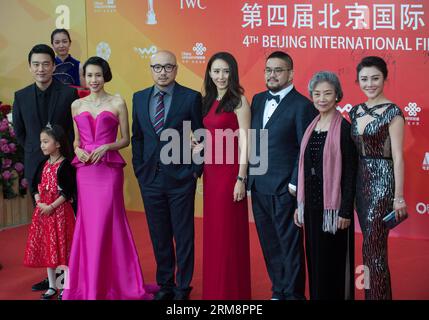 (140423) -- PEKING, 23. April 2014 (Xinhua) -- Cast Mitglieder des Films The Great Hypnotist posieren auf dem roten Teppich während der Abschlusszeremonie des 4. Beijing International Film Festival in Peking, Hauptstadt von China, 23. April 2014. (Xinhua/Zhang Yu) (zkr) CHINA-BEIJING-INTERNATIONAL FILM FESTIVAL-CLOSING CEREMONY(CN) PUBLICATIONxNOTxINxCHN Peking 23. April 2014 XINHUA Cast Mitglieder des Films die große Pose AUF dem Roten Teppich während der ABSCHLUSSZEREMONIE des 4. internationalen Filmfestivals in Peking Hauptstadt Chinas 23. April 2014 XINHUA Zhang Yu CCR China Beijing Internatio Stockfoto