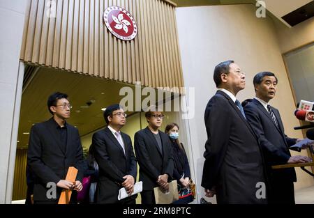 (140423) -- HONGKONG, 23. April 2014 (Xinhua) -- Chief Executive of Hong Kong Special Administrative Region C Y Leung (1. R) nimmt am 23. April 2014 an einer Pressekonferenz in Hongkong, Südchina, Teil. Die philippinische Regierung drückte ihr traurigstes Bedauern und ihr tiefes Mitgefühl aus und sprach ihr aufrichtigstes Beileid für den Schmerz und das Leid der Opfer und ihrer Familien aus, die in der Bustastenkrise, die sich im August 2010 in Manila ereignete, gefangen waren. nach einer gemeinsamen Erklärung der Regierung der Sonderverwaltungsregion Hongkong und der philippinischen Regierung hier am Mittwoch. ( Stockfoto