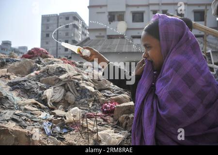 (140424) -- DHAKA, 24. April 2014 (Xinhua) -- Ein Verwandter der Opfer trauert am Ort des Zusammenbruchs des Rana Plaza-Gebäudes während einer Gedenkfeier in Savar, am Stadtrand von Dhaka, Bangladesch, 24. April 2014. Bangladesch hielt am Donnerstag Zeremonien ab, um an die Opfer der schlimmsten industriellen Tragödie des Landes zu gedenken, bei der mindestens 1.135 Menschen starben, hauptsächlich Bekleidungsarbeiter.(XINHUA/Shariful Islam)(zhf) BANGLADESCH-DHAKA-GEBÄUDE-KOLLAPS-Gedenken PUBLICATIONxNOTxINxCHN Dhaka 24. April 2014 XINHUA ein Verwandter des Opfers AUF dem Gelände der RComana Plaza-Gedenkstätte Stockfoto