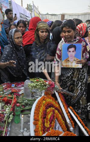 (140424) -- DHAKA, 24. April 2014 (Xinhua) -- Angehörige von Opfern trauern am Ort des Zusammenbruchs des Rana Plaza-Gebäudes während einer Gedenkfeier in Savar am Stadtrand von Dhaka, Bangladesch, 24. April 2014. Bangladesch hielt am Donnerstag Zeremonien ab, um an die Opfer der schlimmsten industriellen Tragödie des Landes zu gedenken, bei der mindestens 1.135 Menschen starben, hauptsächlich Bekleidungsarbeiter.(XINHUA/Schariful Islam)(zhf) BANGLADESCH-DHAKA-GEBÄUDE-ZUSAMMENBRUCH-Gedenken PUBLICATIONxNOTxINxCHN Dhaka 24. April 2014 XINHUA Verwandte der Opfer Morne beim ZUSAMMENBRUCH des RComPlaza-Gebäudes Stockfoto