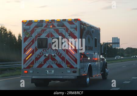 New Castle, Delaware, U.S.A - 17. August 2023 - ein Krankenwagen mit Patient, der auf der Route 1 North zum Krankenhaus eilt Stockfoto