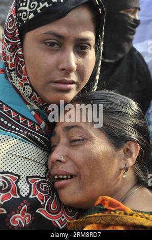 (140424) -- DHAKA, 24. April 2014 (Xinhua) -- Angehörige von Opfern trauern am Ort des Zusammenbruchs des Rana Plaza-Gebäudes während einer Gedenkfeier in Savar am Stadtrand von Dhaka, Bangladesch, 24. April 2014. Bangladesch hielt am Donnerstag Zeremonien ab, um an die Opfer der schlimmsten industriellen Tragödie des Landes zu gedenken, bei der mindestens 1.135 Menschen starben, hauptsächlich Bekleidungsarbeiter.(XINHUA/Schariful Islam)(zhf) BANGLADESCH-DHAKA-GEBÄUDE-ZUSAMMENBRUCH-Gedenken PUBLICATIONxNOTxINxCHN Dhaka 24. April 2014 XINHUA Verwandte der Opfer Morne beim ZUSAMMENBRUCH des RComPlaza-Gebäudes Stockfoto