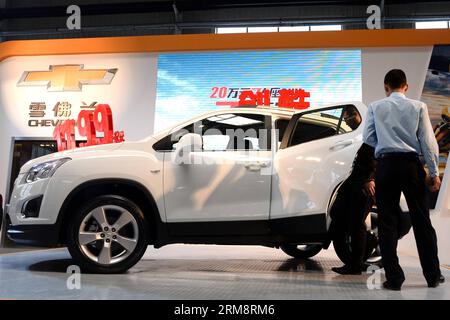 (140425) -- CHANGCHUN, 25. April 2014 (Xinhua) -- Besucher sehen die ausgestellten Autos während der Changchun Frühjahr Automobilausstellung 2014 in Changchun, Hauptstadt der nordöstlichen Provinz Jilin, 25. April 2014. Die Autoshow mit mehr als 500 Autos von rund 70 Marken startete hier am Freitag. (Xinhua/Lin Hong) (yxb) CHINA-CHANGCHUN-AUTO SHOW(CN) PUBLICATIONxNOTxINxCHN CHANGCHUN April 25 2014 XINHUA Besucher Sehen Sie sich die ausgestellten Autos während der Changchun Frühling Automobilausstellung 2014 in Changchun Hauptstadt von Nordostchina S Jilin Provinz April 25 2014 die Car Show mehr anzeigen Stockfoto