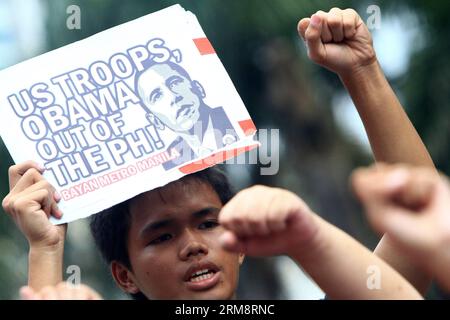 (140425) -- MANILA, 25. April 2014 (Xinhua) -- ein Aktivist hält ein Plakat gegen die USA während einer Protestkundgebung in Manila auf den Philippinen am 25. April 2014. Die Demonstranten verurteilen den bevorstehenden Staatsbesuch von US-Präsident Barack Obama, um Zeuge der Unterzeichnung des Abkommens über verstärkte Verteidigungszusammenarbeit zu werden, das US-Militärbasen in das Land zurückbringen würde. (Xinhua/Rouelle Umali) PHILIPPINEN-MANILA-OBAMA-RALLY PUBLICATIONxNOTxINxCHN Manila April 25 2014 XINHUA an Aktivist hält ein Plakat gegen die USA während einer Protestdemonstration in Manila auf den Philippinen AM 25 2014. April Stockfoto