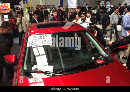 (140425) -- CHANGCHUN, 25. April 2014 (Xinhua) -- Besucher sehen die ausgestellten Autos während der Changchun Frühjahr Automobilausstellung 2014 in Changchun, Hauptstadt der nordöstlichen Provinz Jilin, 25. April 2014. Die Autoshow mit mehr als 500 Autos von rund 70 Marken startete hier am Freitag. (Xinhua/Lin Hong) (yxb) CHINA-CHANGCHUN-AUTO SHOW(CN) PUBLICATIONxNOTxINxCHN CHANGCHUN April 25 2014 XINHUA Besucher Sehen Sie sich die ausgestellten Autos während der Changchun Frühling Automobilausstellung 2014 in Changchun Hauptstadt von Nordostchina S Jilin Provinz April 25 2014 die Car Show mehr anzeigen Stockfoto