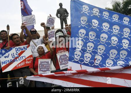 (140425) -- MANILA, 25. April 2014 (Xinhua) -- Aktivisten heben ihre geballten Fäuste hinter einer verspotteten US-Flagge während einer Protestkundgebung in Manila auf den Philippinen am 25. April 2014. Die Demonstranten verurteilen den bevorstehenden Staatsbesuch von US-Präsident Barack Obama, um Zeuge der Unterzeichnung des Abkommens über verstärkte Verteidigungszusammenarbeit zu werden, das US-Militärbasen in das Land zurückbringen würde. (Xinhua/Rouelle Umali) PHILIPPINEN-MANILA-OBAMA-RALLY PUBLICATIONxNOTxINxCHN MANILA April 25 2014 XINHUA-Aktivisten heben ihre geballten Fäuste hinter einer falschen U S-Flagge während einer Protestveranstaltung in Manila auf den PHILIPPINEN Stockfoto