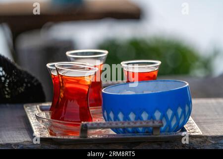 Genießen Sie Tee bei Sonnenuntergang auf einem Berghang in der Schwarzmeerregion der Türkei. Stockfoto