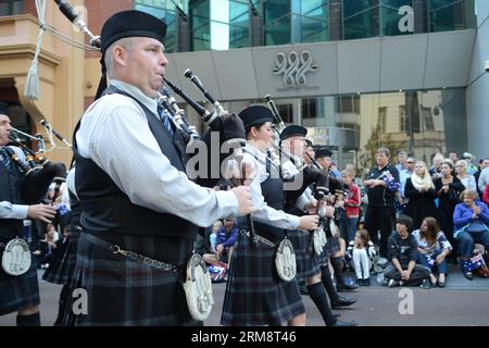 (140425) -- PERTH, 25. April 2014 (Xinhua) -- Menschen nehmen an der ANZAC Day Parade in Perth, Westaustralien, 25. April 2014 Teil. Unter dem dunklen Himmel und dem ersten Geschmack des Winters haben Tausende gewöhnlicher Australier bei Hunderten feierlicher Gottesdienste im ganzen Land Kränze gelegt, um der Männer und Frauen zu gedenken, die in Kriegen für den ANZAC Day, den inoffiziellen Nationalfeiertag der Nation, gedient und gestorben sind. (Xinhua/Justin Qian) (lmz) AUSTRALIA-PERTH-ANZAC-PARADE PUBLICATIONxNOTxINxCHN Perth April 25 2014 XINHUA-Prominente nehmen an der Anzac Day Parade in Perth Western Australia April 25 2014 in D Teil Stockfoto