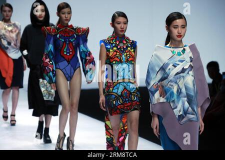 (140426) -- PEKING, 26. April 2014 (Xinhua) -- Models präsentieren Kreationen, die von einem Absolventen des Beijing Institute of Fashion Technology während der China Graduate Fashion Week 2014 in Peking, der Hauptstadt Chinas, am 26. April 2014 entworfen wurden. (Xinhua/Li Mingfang) (lfj) CHINA-BEIJING-GRADUATE FASHION WEEK (CN) PUBLICATIONxNOTxINxCHN Peking April 26 2014 XINHUA Models präsentieren Kreationen entworfen von Graduate vom Beijing Institute of Fashion Technology während der China Graduate Fashion Week 2014 in Peking Hauptstadt von China April 26 2014 XINHUA verließ Mingfang China Beijing Graduate Fashion Week CN VERÖFFENTLICHUNG Stockfoto