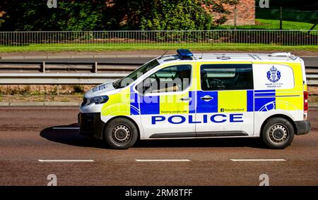 Dundee, Tayside, Schottland, Vereinigtes Königreich. 27. August 2023. Wetter in Großbritannien: Das Feiertagswochenende bringt warmen, hellen Sonnenschein mit Hochs um die 22°C. Polizeibeamte von Police Scotland erfüllen ihre sonntäglichen Aufgaben, während sie durch Dundees Kingsway West Dual Away fahren. Statistiken deuten darauf hin, dass Dundee bis heute die höchste Kriminalitätsrate in Schottland hat. Quelle: Dundee Photographics/Alamy Live News Stockfoto