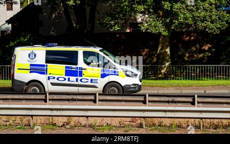 Dundee, Tayside, Schottland, Vereinigtes Königreich. 27. August 2023. Wetter in Großbritannien: Das Feiertagswochenende bringt warmen, hellen Sonnenschein mit Hochs um die 22°C. Polizeibeamte von Police Scotland erfüllen ihre sonntäglichen Aufgaben, während sie durch Dundees Kingsway West Dual Away fahren. Statistiken deuten darauf hin, dass Dundee bis heute die höchste Kriminalitätsrate in Schottland hat. Quelle: Dundee Photographics/Alamy Live News Stockfoto