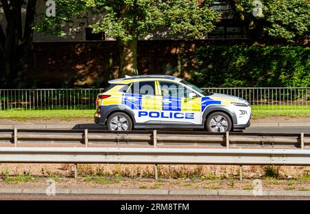 Dundee, Tayside, Schottland, Vereinigtes Königreich. 27. August 2023. Wetter in Großbritannien: Das Feiertagswochenende bringt warmen, hellen Sonnenschein mit Hochs um die 22°C. Polizeibeamte von Police Scotland erfüllen ihre sonntäglichen Aufgaben, während sie durch Dundees Kingsway West Dual Away fahren. Statistiken deuten darauf hin, dass Dundee bis heute die höchste Kriminalitätsrate in Schottland hat. Quelle: Dundee Photographics/Alamy Live News Stockfoto