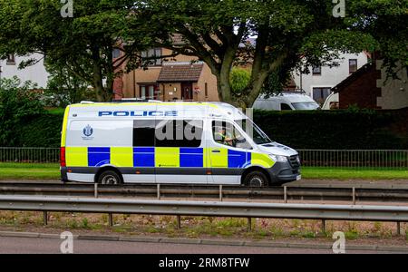 Dundee, Tayside, Schottland, Vereinigtes Königreich. 27. August 2023. Wetter in Großbritannien: Das Feiertagswochenende bringt warmen, hellen Sonnenschein mit Hochs um die 22°C. Polizeibeamte von Police Scotland erfüllen ihre sonntäglichen Aufgaben, während sie durch Dundees Kingsway West Dual Away fahren. Statistiken deuten darauf hin, dass Dundee bis heute die höchste Kriminalitätsrate in Schottland hat. Quelle: Dundee Photographics/Alamy Live News Stockfoto