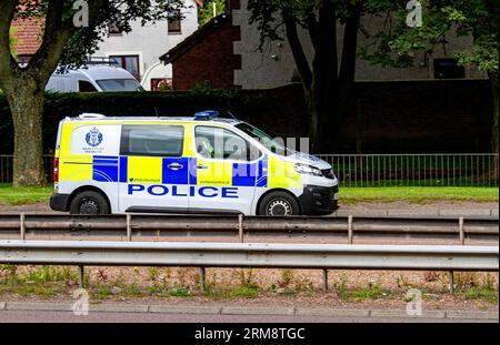 Dundee, Tayside, Schottland, Vereinigtes Königreich. 27. August 2023. Wetter in Großbritannien: Das Feiertagswochenende bringt warmen, hellen Sonnenschein mit Hochs um die 22°C. Polizeibeamte von Police Scotland erfüllen ihre sonntäglichen Aufgaben, während sie durch Dundees Kingsway West Dual Away fahren. Statistiken deuten darauf hin, dass Dundee bis heute die höchste Kriminalitätsrate in Schottland hat. Quelle: Dundee Photographics/Alamy Live News Stockfoto