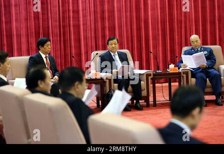 (140426) -- PEKING, 26. April 2014 (Xinhua) -- Liu Yunshan (C, Back), Mitglied des Ständigen Komitees des Politischen Büros des Zentralkomitees der Kommunistischen Partei Chinas (CPC), nimmt an einem Symposium zum 110. Geburtstag von Ren Bishi Teil. einer der Gründer der Volksrepublik China, in Peking, Hauptstadt Chinas, am 26. April 2014. (Xinhua/Liu Weibing) (zgp) CHINA-BEIJING-LIU YUNSHAN-REN BISHI-BIRTH ANNIVERSARY (CN) PUBLICATIONxNOTxINxCHN Peking April 26 2014 XINHUA Liu Yunshan C Back ein Mitglied des Thing Committee des Politischen Büros des Kommunistischen Teils Stockfoto