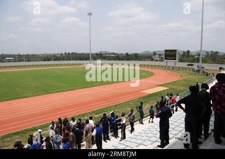 BO, 25. April 2014 - Gäste und Bewohner warten auf den Beginn eines Fußballspiels, das im Rahmen der Feierlichkeiten zur Übergabe des Bo-Stadions in Bo, der zweitgrößten Stadt Sierra Leones, am 25. April 2014 stattfindet. Das Bo Stadium, ein viertausend Sitzplätze umfassendes Stadion, das von der Xinjiang Beixin Construction and Engineering Group Company Limited gebaut und von der chinesischen Regierung zu fast zehn Millionen US-Dollar unterstützt wurde, wurde von Zhao Yanbo, dem chinesischen Botschafter in Sierra Leone, übergeben. an das Ministerium von Sierra Leone in Bo am Freitag. (Xinhua/Lin Xiaowei) SIERRA LEONE-BO-CHINA-STADION ÖFFENTLICHKEIT Stockfoto