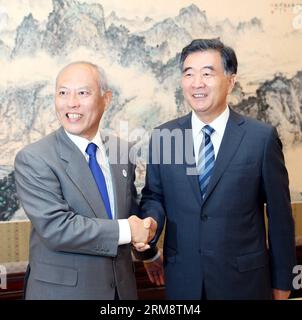 (140426) -- PEKING, 26. April 2014 (Xinhua) -- der chinesische Vize-Premier Wang Yang (R) trifft sich mit dem Gouverneur von Tokio Yoichi Masuzoe in Peking, der Hauptstadt Chinas, am 26. April 2014. (Xinhua/Yao Dawei) (zgp) CHINA-BEIJING-WANG YANG-TOKYO GOUVERNEURSTREFFEN (CN) PUBLICATIONxNOTxINxCHN Peking April 26 2014 XINHUA chinesischer Vize-Premier Wang Yang r trifft sich mit dem Gouverneur von Tokio Yoichi Masuzoe in der chinesischen Hauptstadt Peking April 26 2014 XINHUA Yao Dawei znogp China Beijing Meeting Wang PICATIONCHUxCN Tokio Gouverneurstreffen Stockfoto